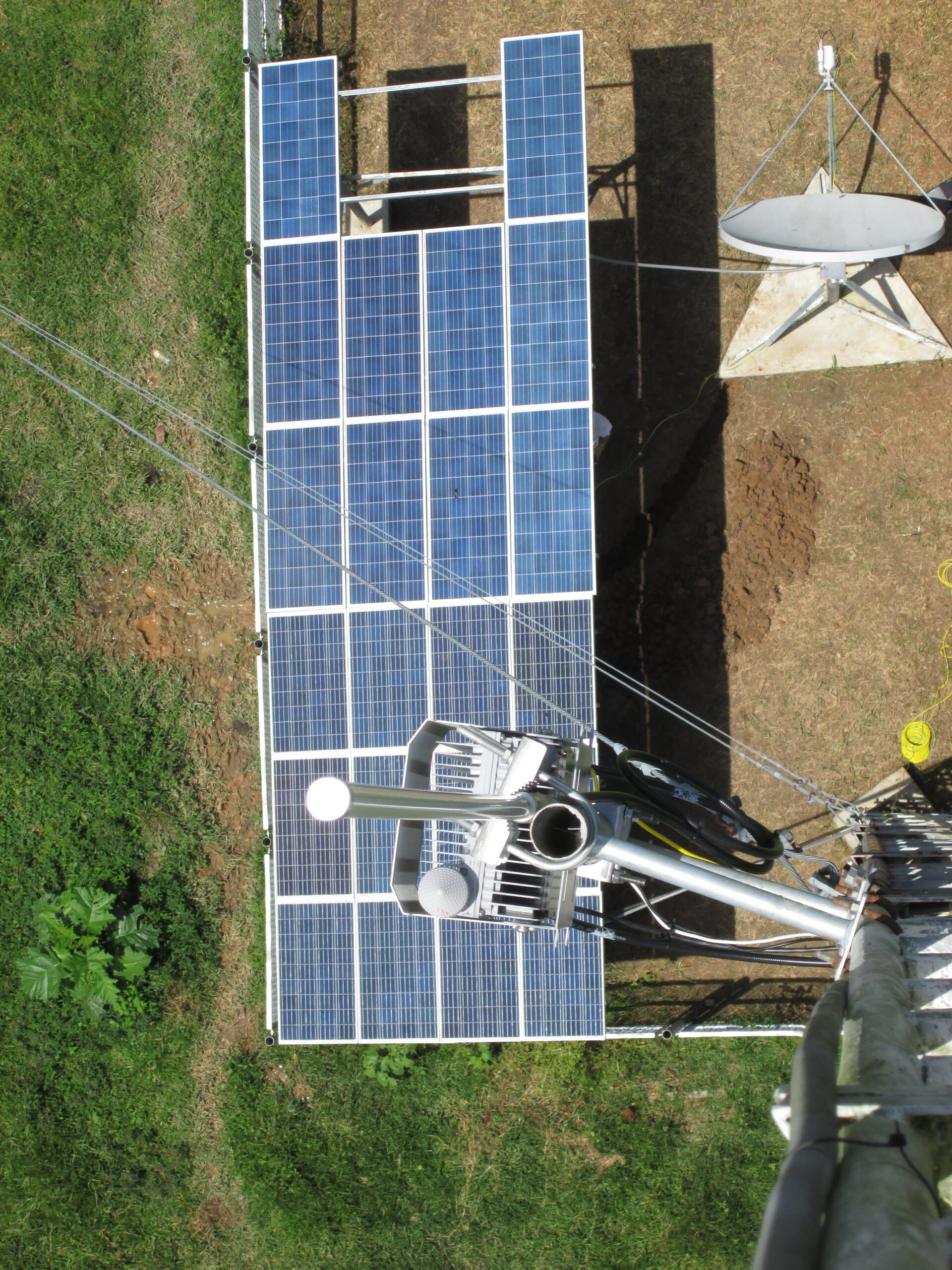 Sistema fotovoltaico y enlace satelital para telecomunicaciones rurales