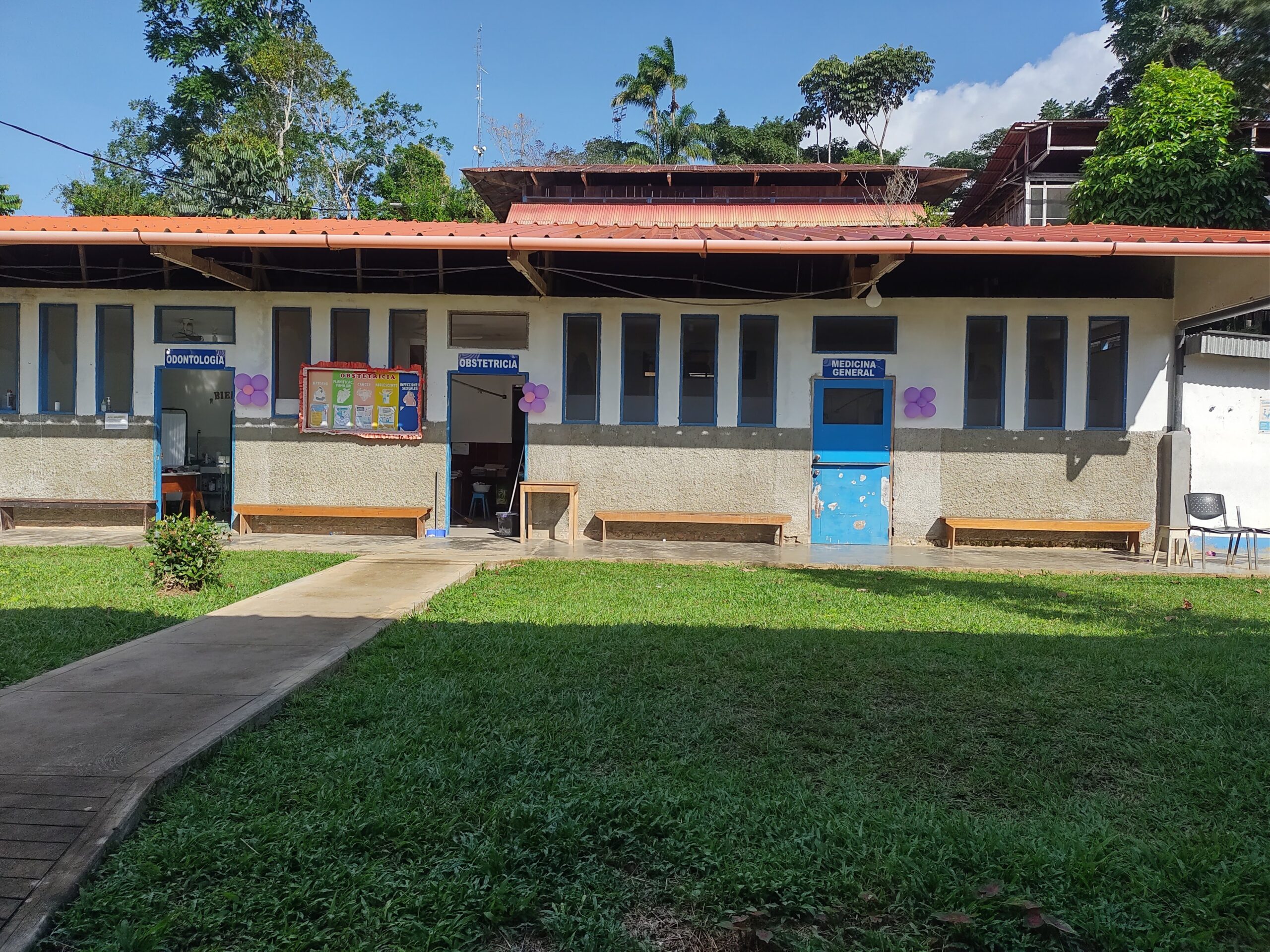 Fachada de un establecimiento de salud amazónico con los consultorios de odontología, obstetricia y medicina general